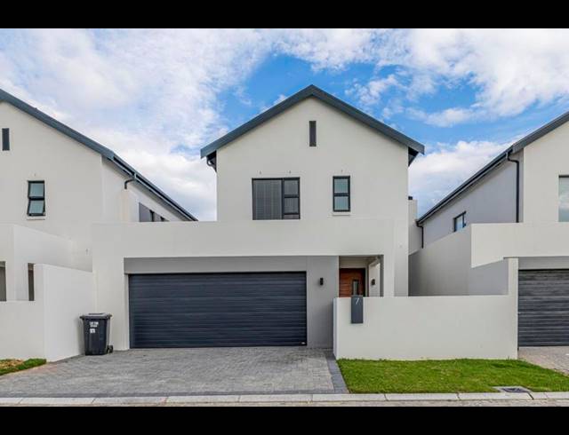 3 BEDROOM TOWNHOUSE FOR SALE IN KRAAIFONTEIN EAST